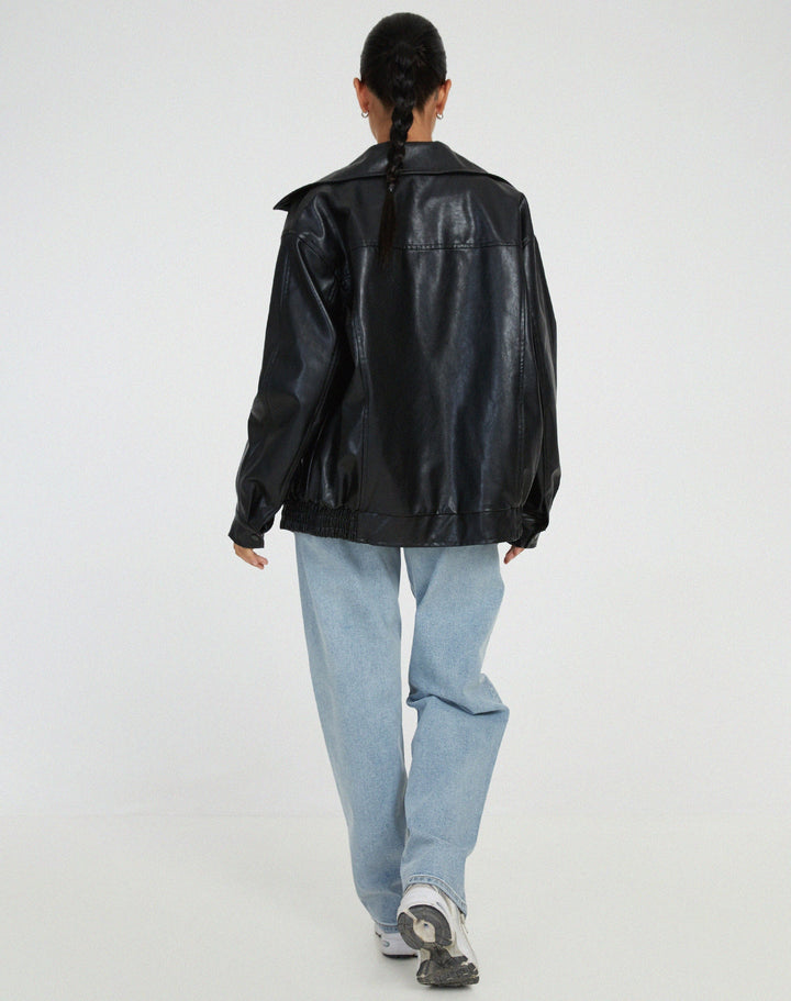 Chic women's oversized autumn jacket, perfect for trendy layering. Versatile fashion outerwear for women.