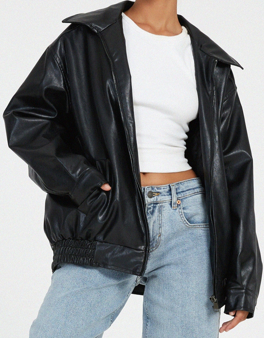 Casual women's oversized jacket, a stylish & versatile outerwear piece. Great for relaxed autumn fashion.