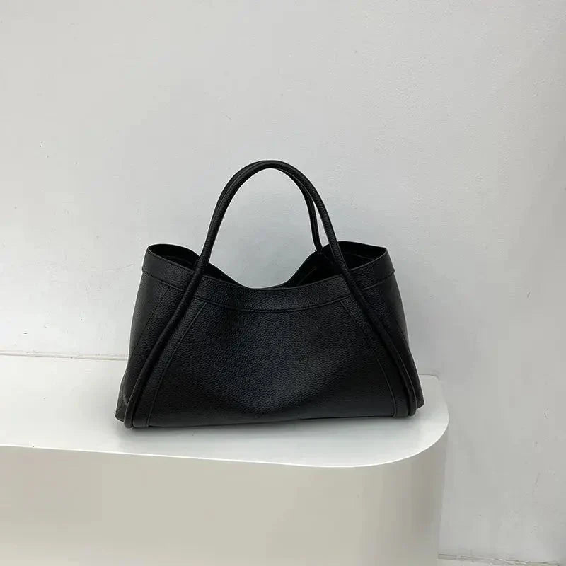 Fashionable women's everyday shoulder tote bag, offering ample space and a timeless structured look.