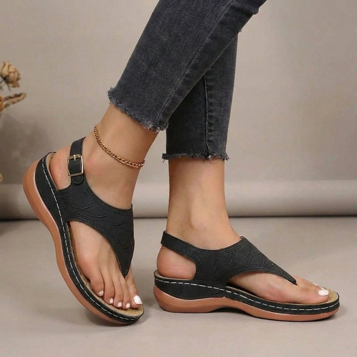 Comfortable orthopedic thong sandals in a sleek design, perfect for summer.