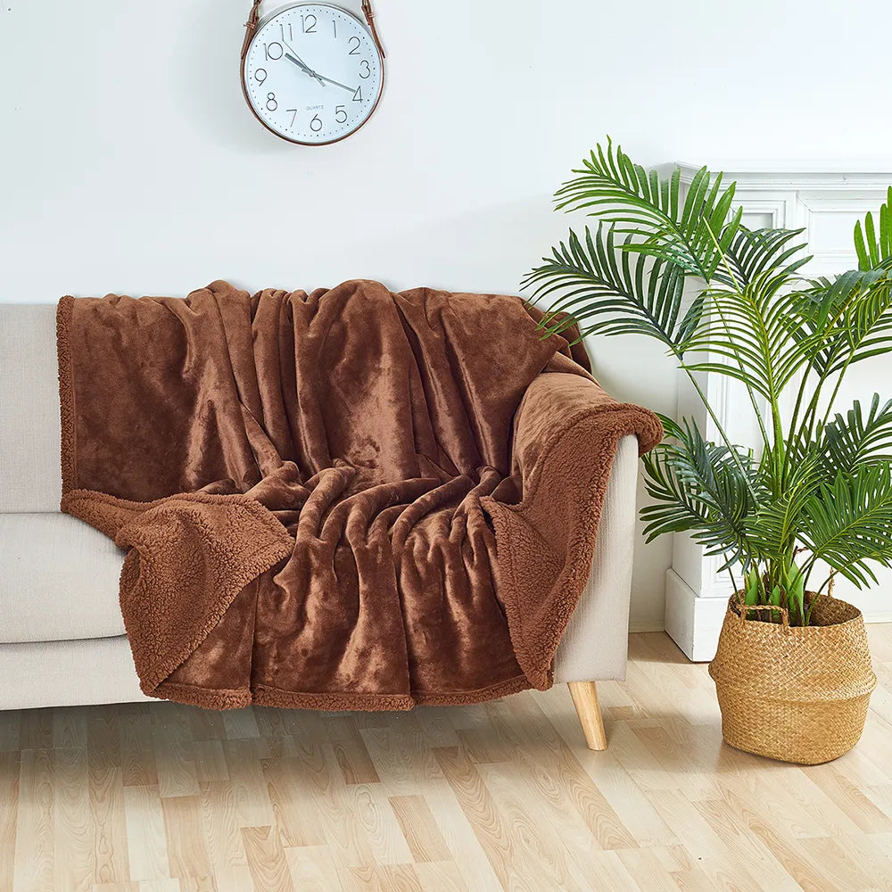 Waterproof pet protection blanket, soft and comfortable for cats and dogs.