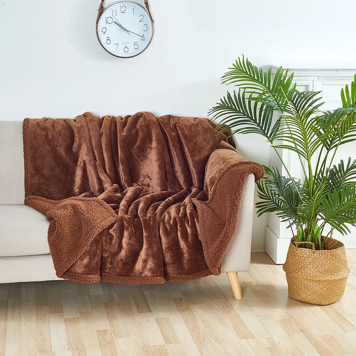 Waterproof pet protection blanket, soft and comfortable for cats and dogs.