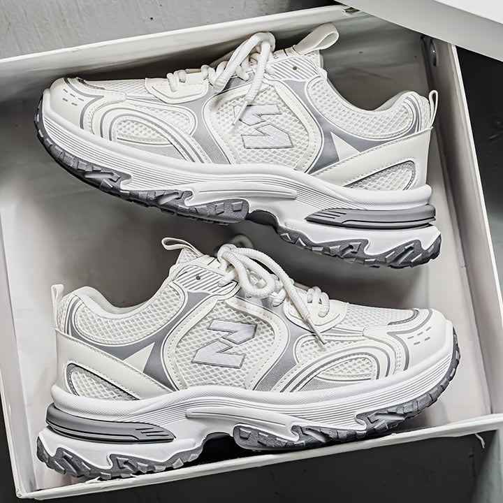 Stylish street style low top trainers for men and women, versatile footwear.