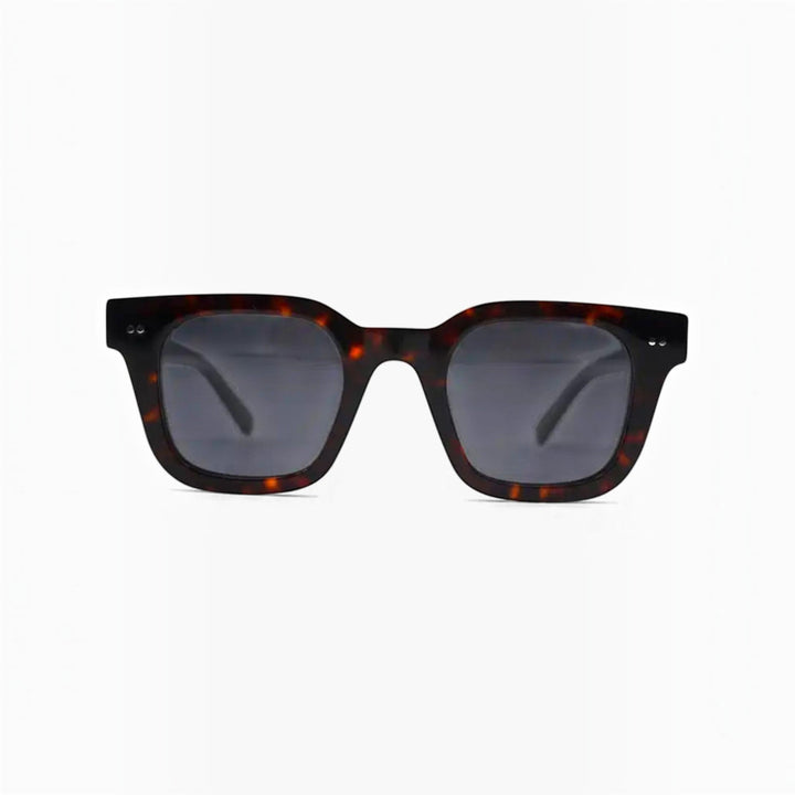 Versatile unisex classic sunglasses, stylish eyewear providing UV protection for chic daily accessories.