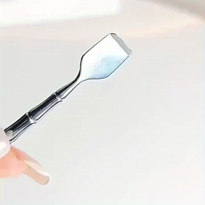 Dual-action blackhead remover for thorough pore cleansing, leaving skin visibly smoother and clearer.