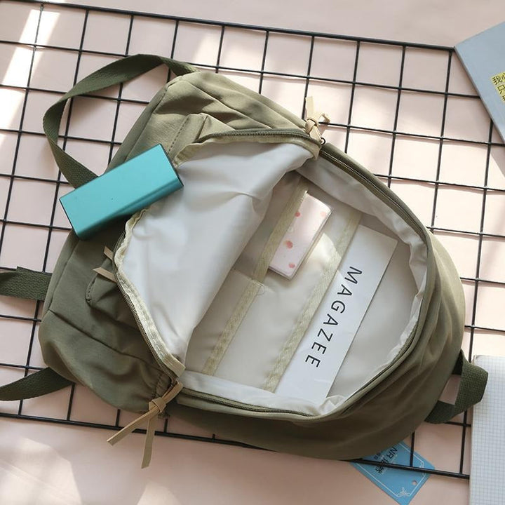 Durable green everyday backpack, perfect for students & professionals. Features comfy shoulder straps & ample space.