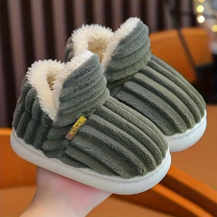 Versatile unisex thermal slippers for ultimate indoor comfort.