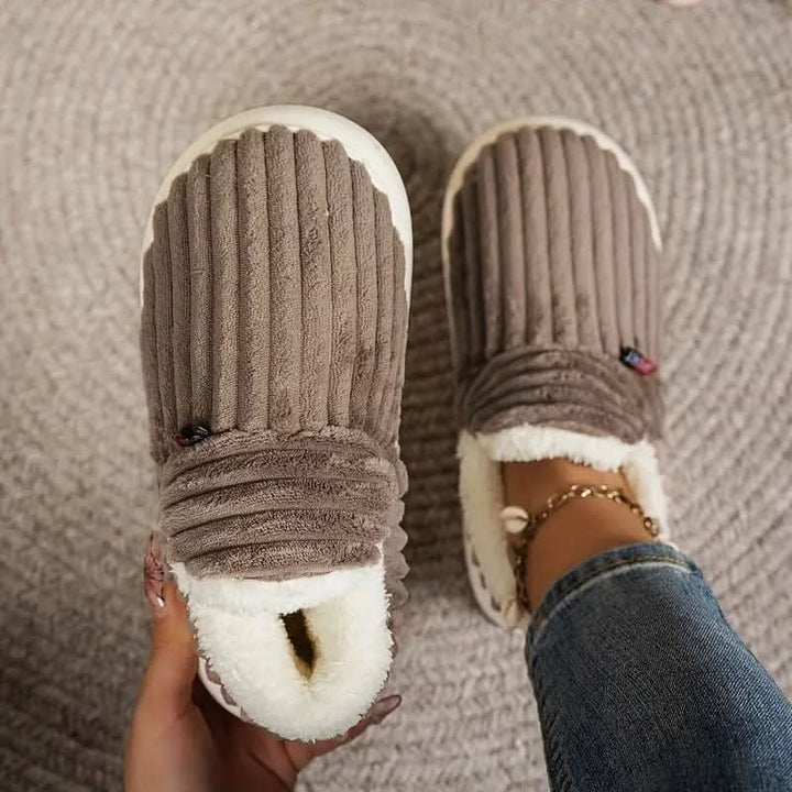 Enjoy the soft warmth of these fleece-lined thermal slippers.