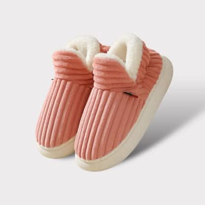 Stylish unisex house slippers featuring a plush fleece lining.