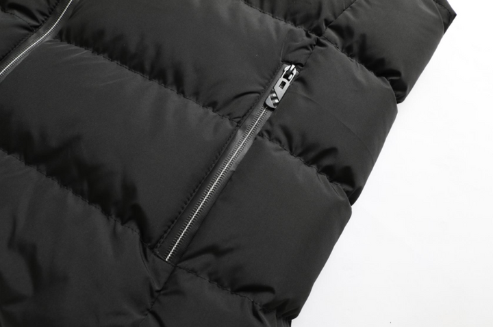 Conquer winter in this warm unisex heated jacket, providing everyday comfort and robust protection.