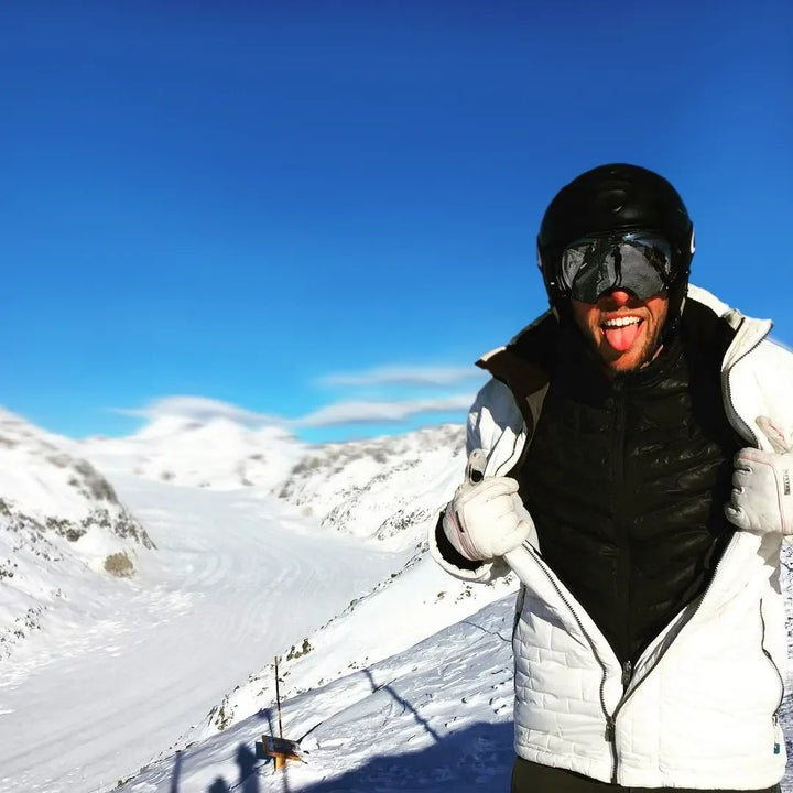 Water-repellent unisex heated jacket, a must-have for outdoor wear in winter conditions.