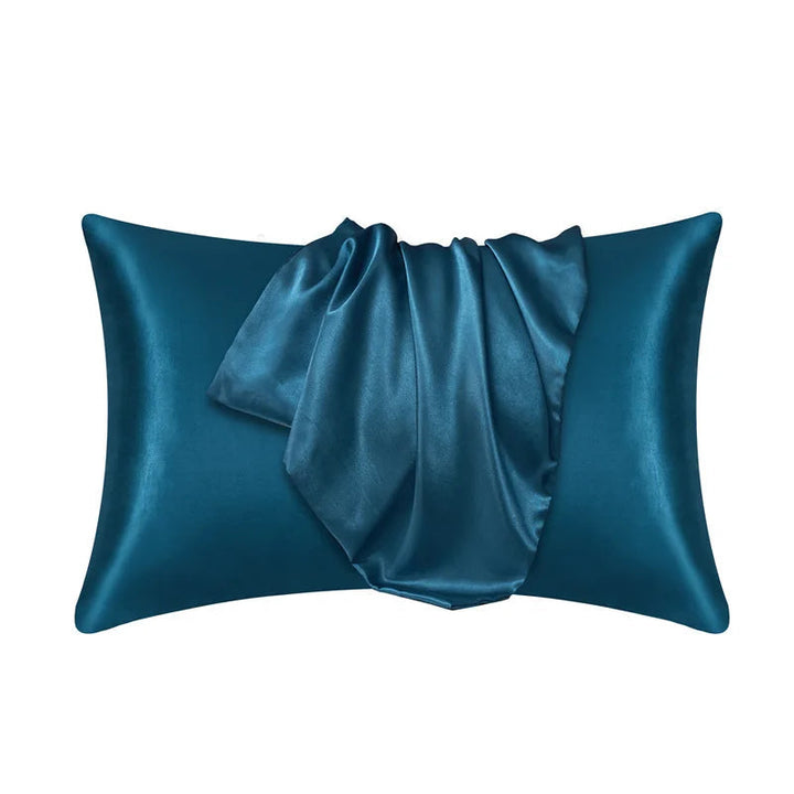 Natural mulberry silk pillowcase supports skin hydration & reduces hair damage while you sleep.