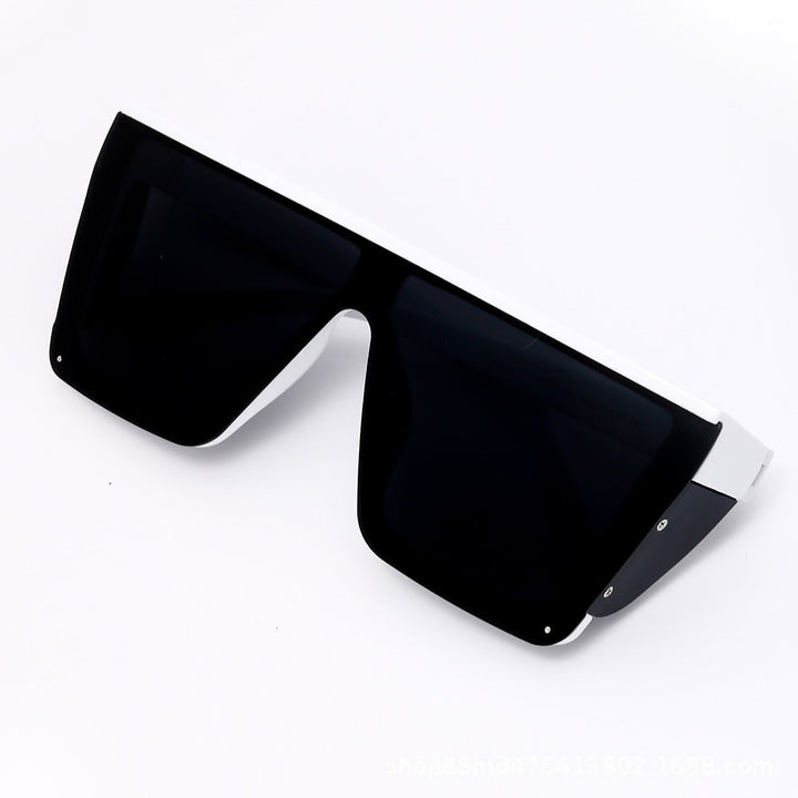 Unisex oversized fashion sunglasses with UV protection for stylish eye protection.