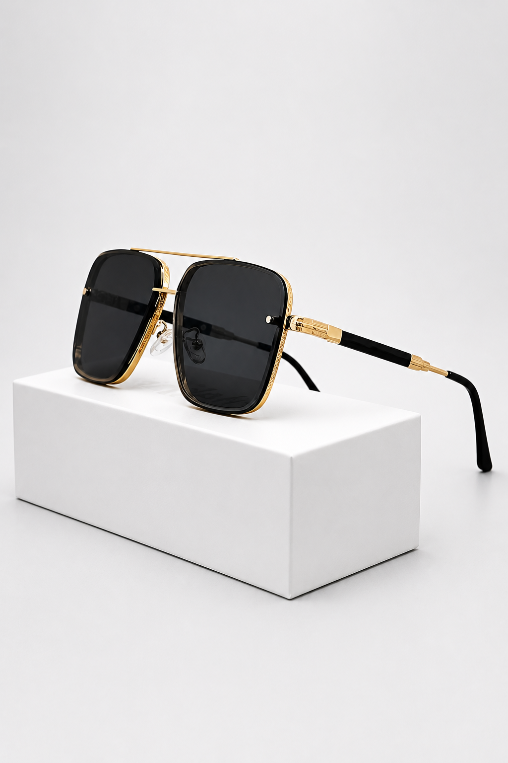 Elegant gold frame aviator sunglasses, unisex retro design with UV400 gradient lenses.