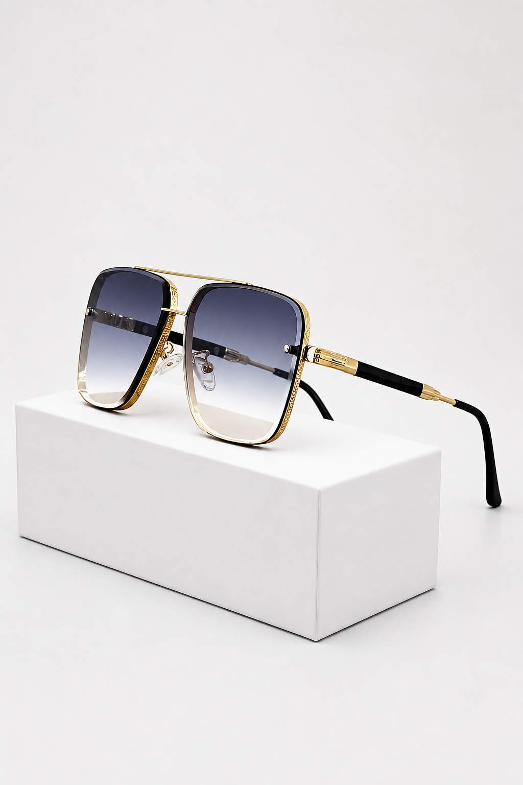 Protective UV400 gradient lens aviator sunglasses with a stylish gold retro frame, unisex.
