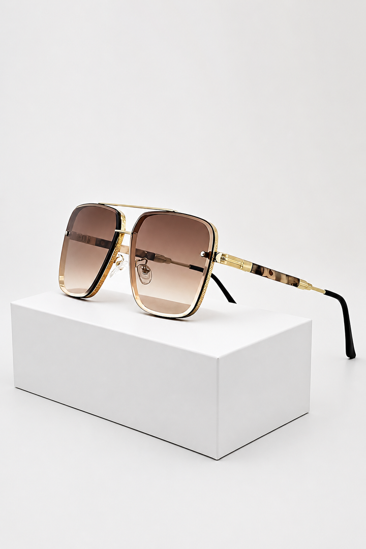Unisex retro eyewear: gold aviator frame, UV400 gradient lenses, essential fashion accessory.