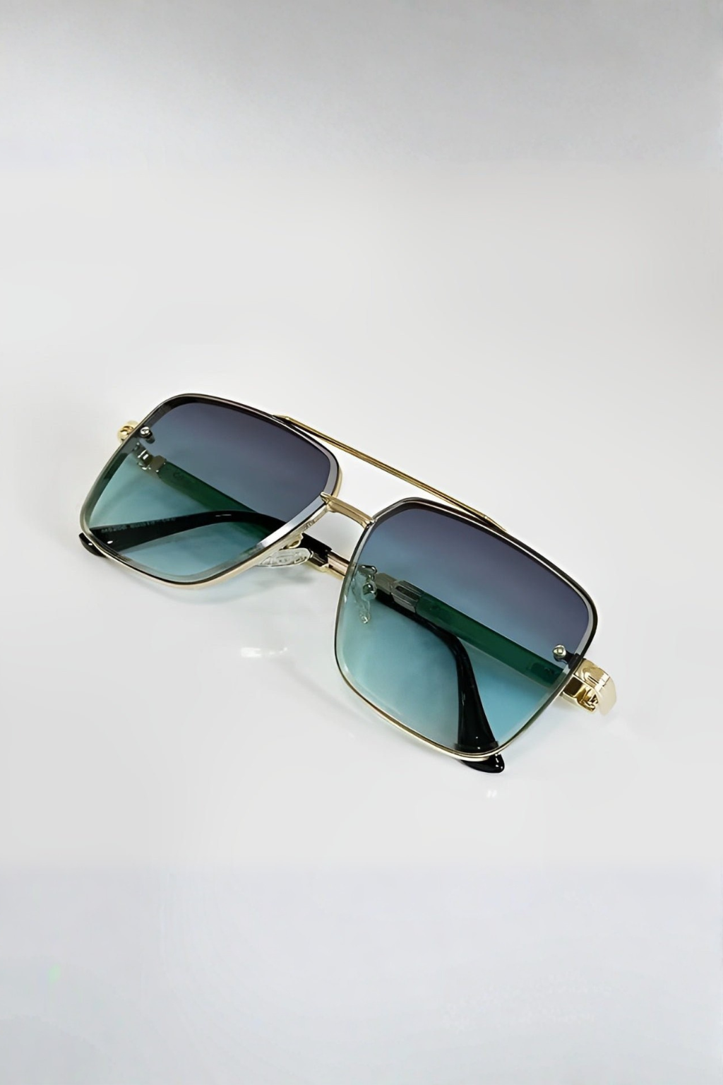 Gold frame aviator sunglasses, retro look, UV400 gradient lenses for unisex eye protection.