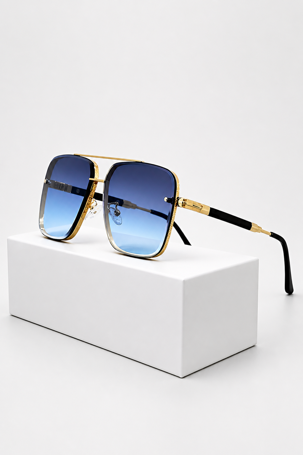 High-quality unisex aviator sunglasses: gold frame, retro, UV400 gradient lenses.