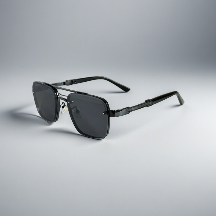 Unisex squared frame sunglasses with gradient lenses, perfect for a modern summer look.
