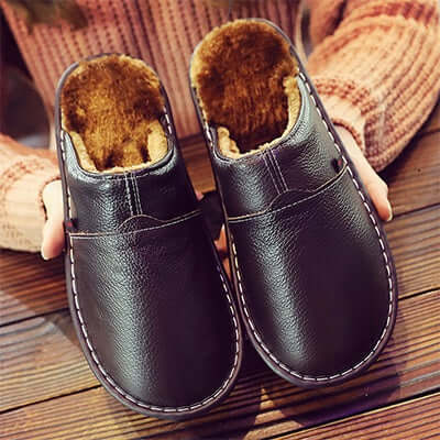 Unisex waterproof slippers for ultimate indoor & outdoor comfort. Keep feet dry & cozy with this versatile footwear.