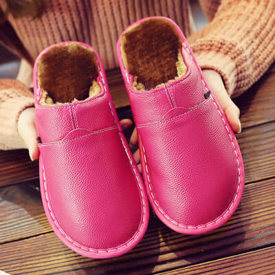 Versatile unisex slip-on waterproof slippers, perfect for indoor & outdoor casual wear. Cushioned for cozy comfort.