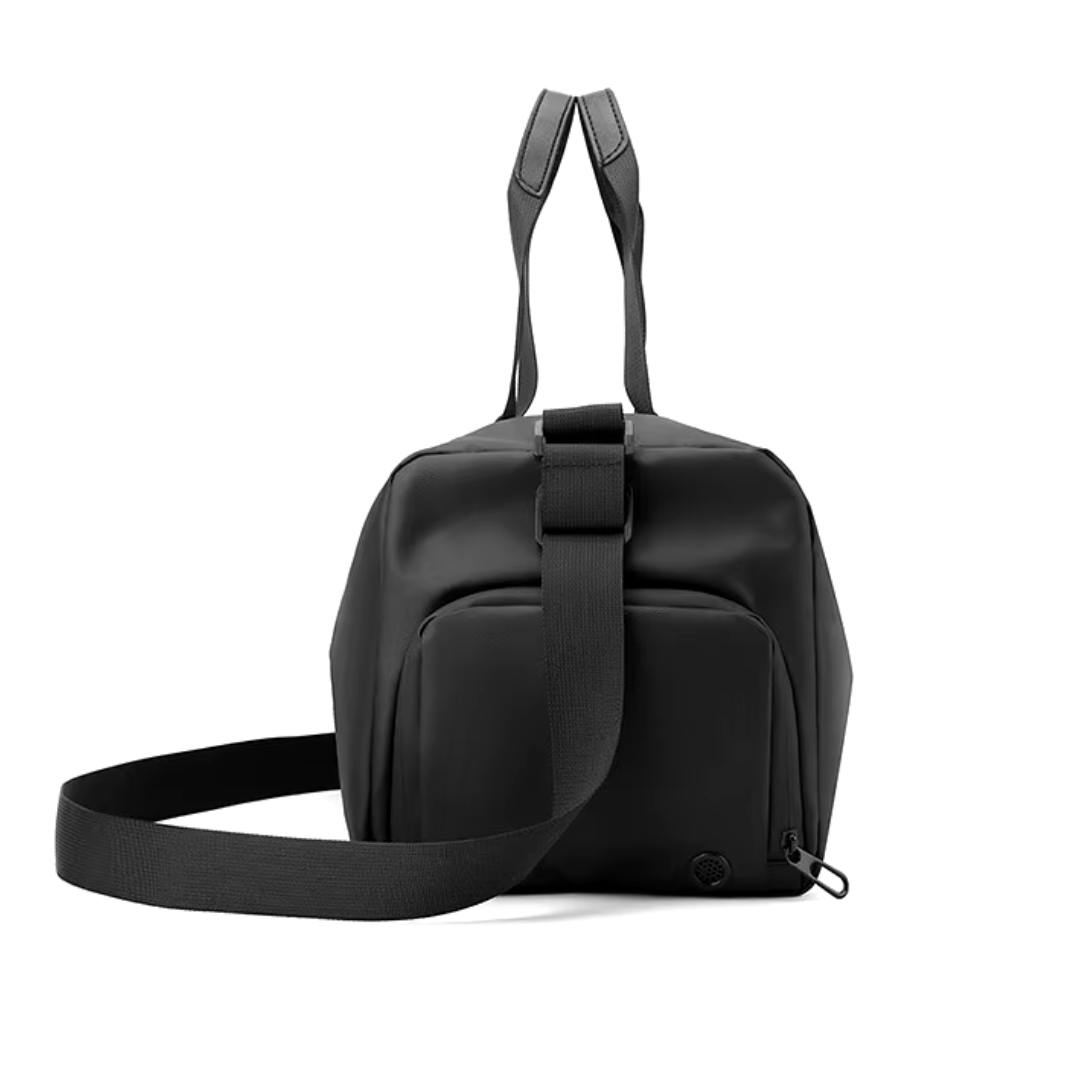 Heavy-duty waterproof weekend bag, perfect as a carry-on with its integrated shoe compartment.