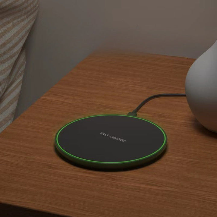 Universal fast wireless smartphone charger for Apple & Android devices.