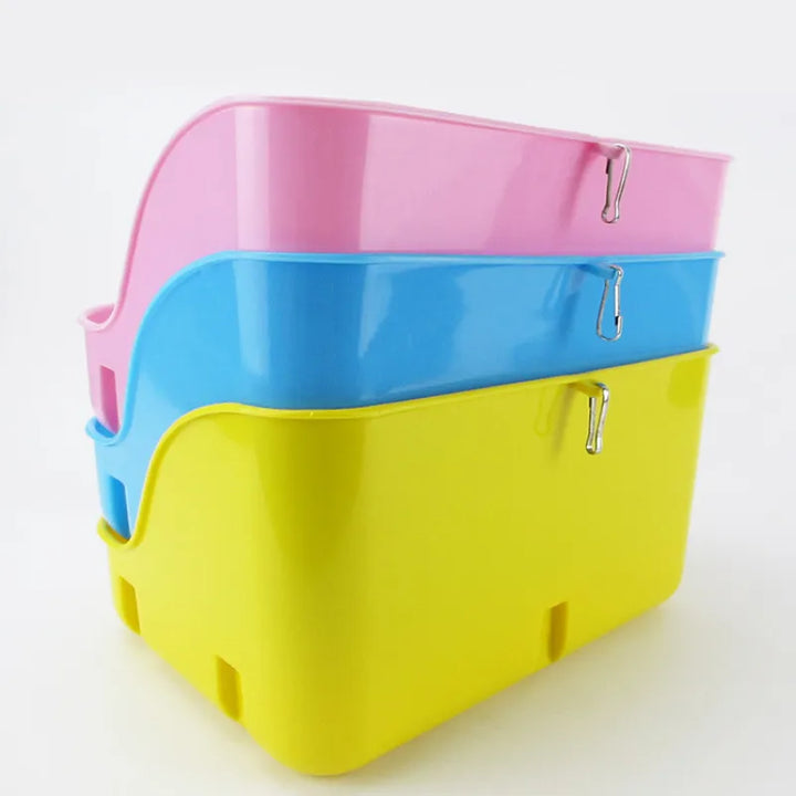 Durable plastic litter box for cats, with an integrated ventilation grille and effective odor control for hygiene.