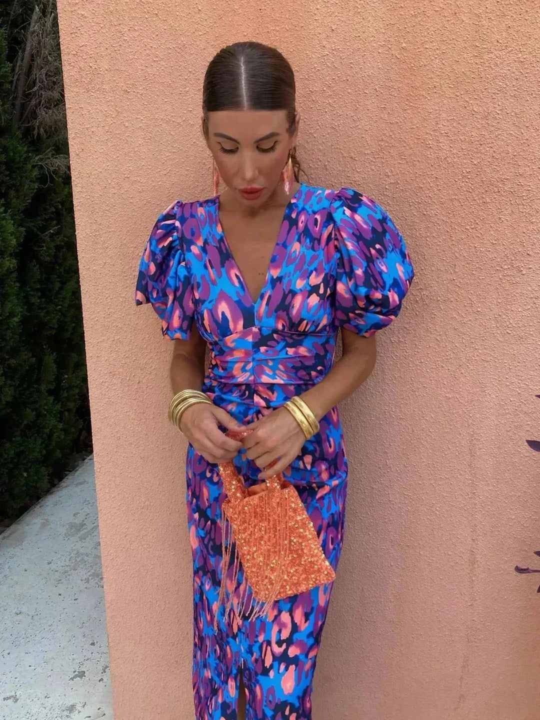 Comfortable and elegant women's midi dress featuring a vibrant abstract print and stylish puff sleeves.