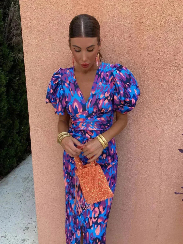 Comfortable and elegant women's midi dress featuring a vibrant abstract print and stylish puff sleeves.