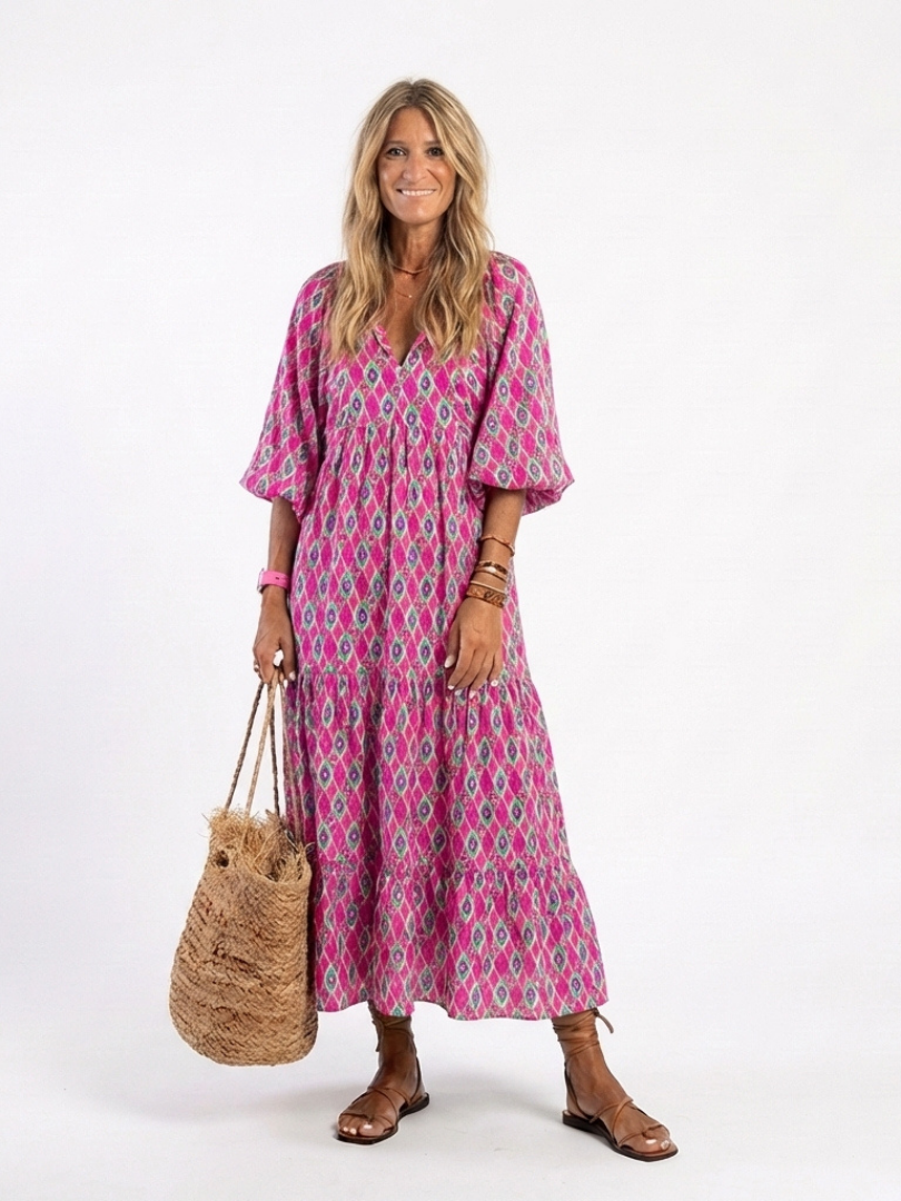 Comfortable patterned midi travel dress with V-neck and three-quarter sleeves, perfect for relaxed outings.
