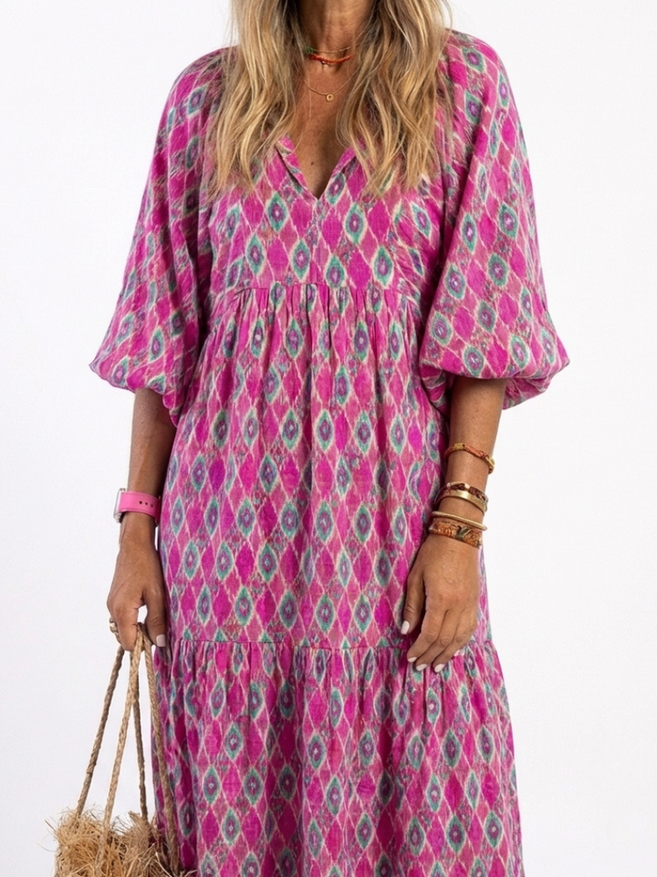 Elegant women's patterned midi dress, V-neck, three-quarter sleeves; a versatile casual & summer option.