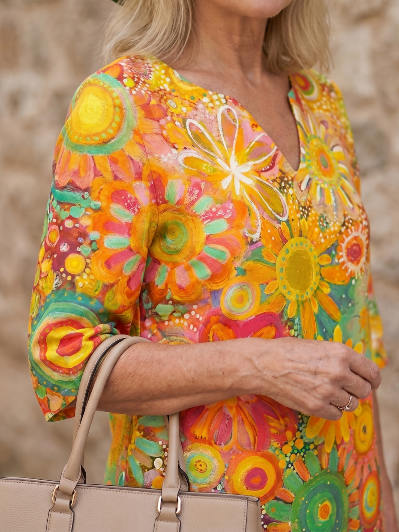 Comfortable women's relaxed fit floral dress, knee-length, ideal for summer fashion, V-neck short sleeve.