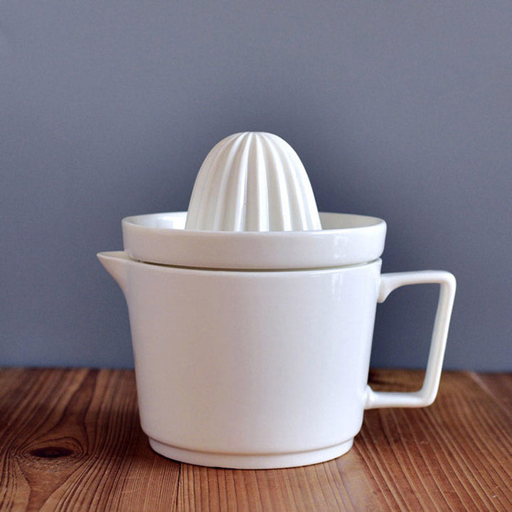 Durable ceramic hand juicer, ideal for fresh lemon juice. A practical kitchen tool for healthy drinks.