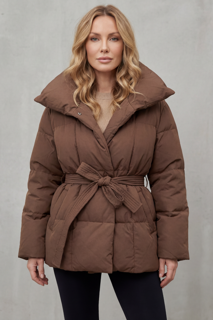 Warm women's puffer jacket with an adjustable belt, ideal for winter. Features a stylish oversized collar.