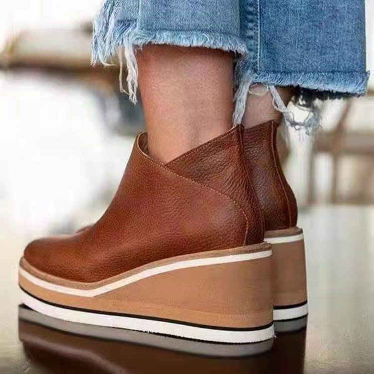 Fashionable women's winter ankle boots with a comfortable chunky heel & functional zipper.
