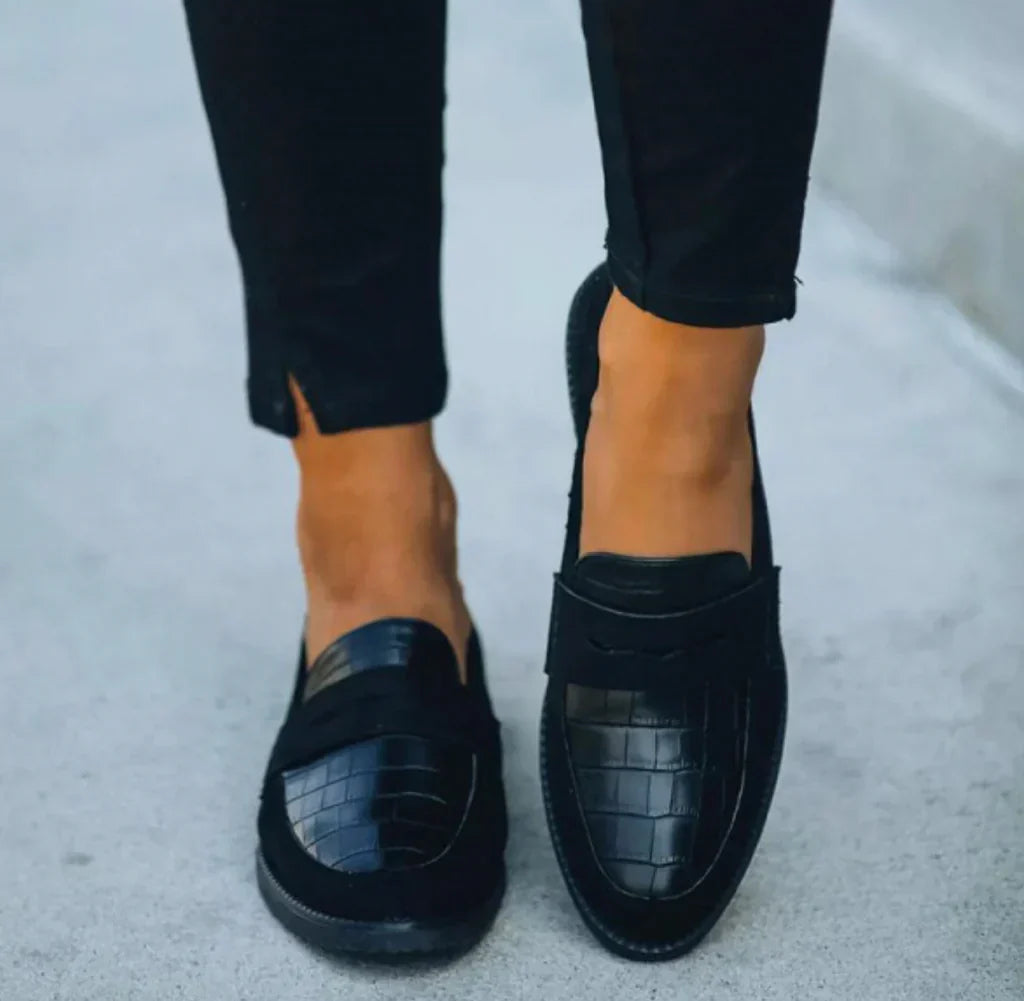 Comfortable women's slip-on loafers in black croc print. Fashionable and versatile everyday footwear.
