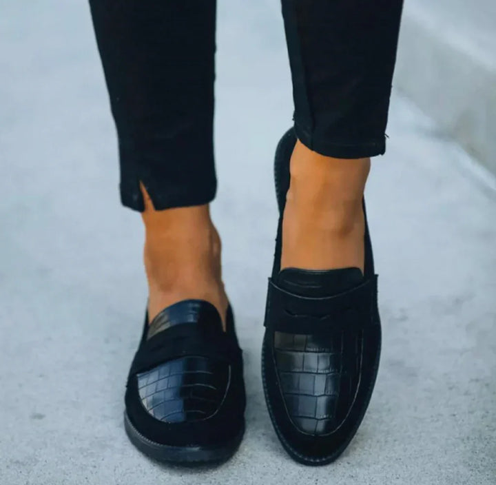 Comfortable women's slip-on loafers in black croc print. Fashionable and versatile everyday footwear.