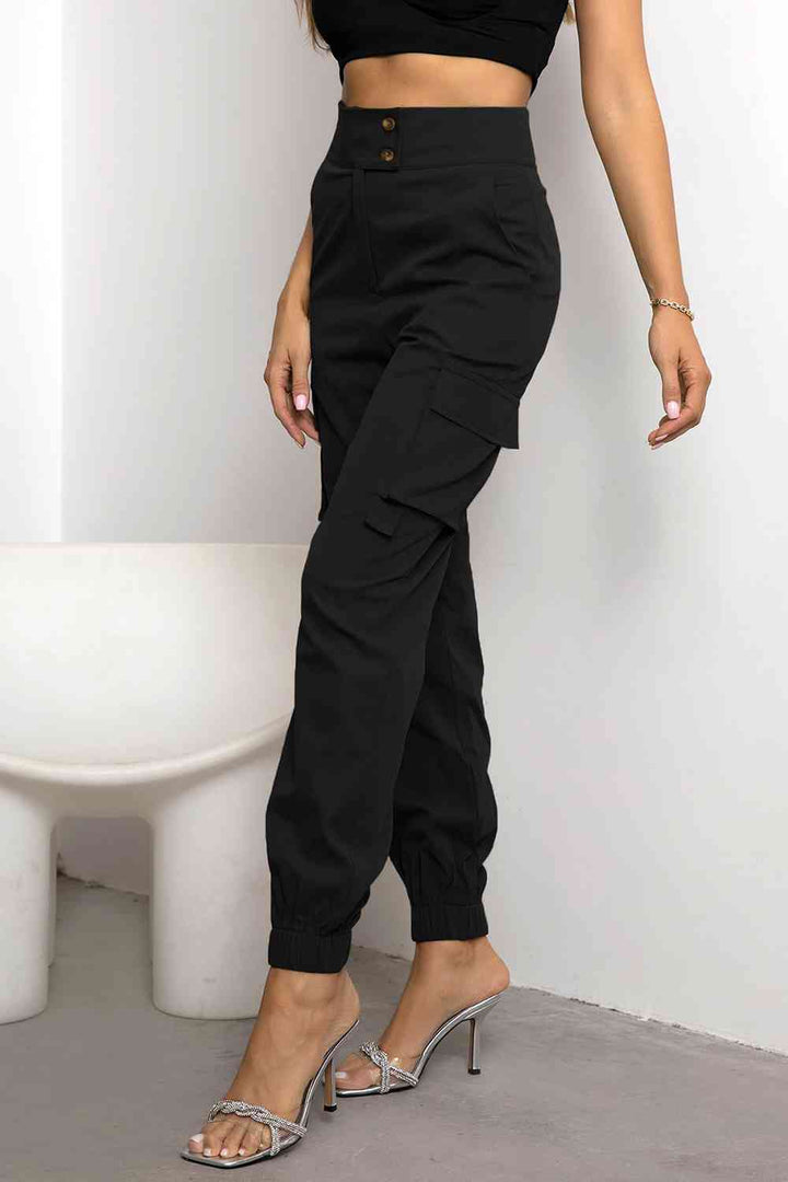 Versatile women's black high-waist cargo joggers, combining urban style with comfort, featuring practical pockets.
