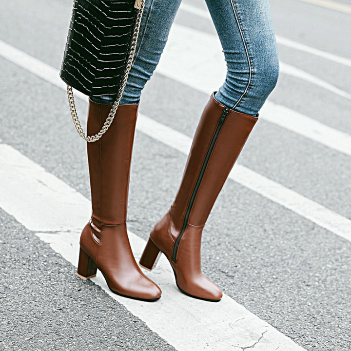 Versatile women's knee-high boots, perfect for everyday or evening wear, with a modern block heel.