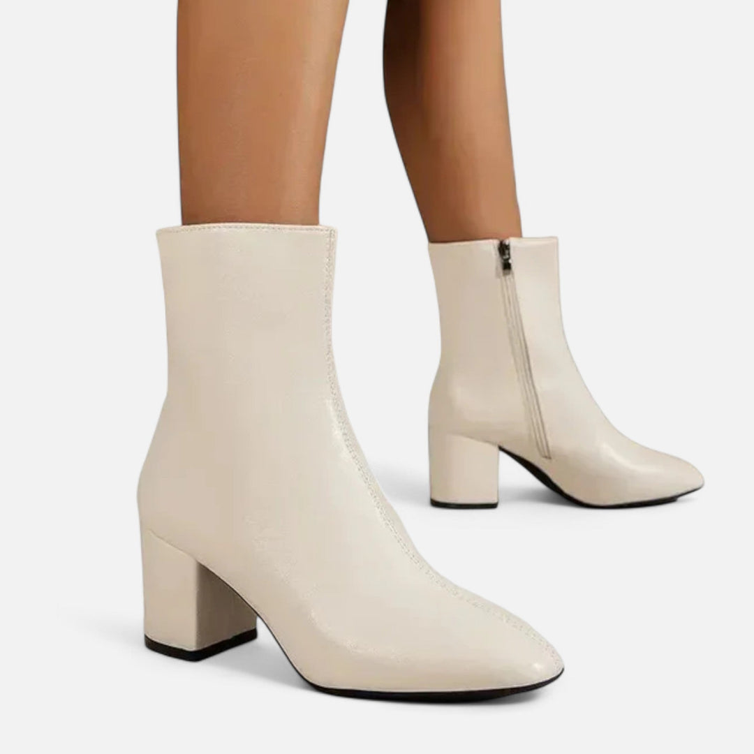 Cozy and stylish women's winter boots, featuring a versatile block heel design