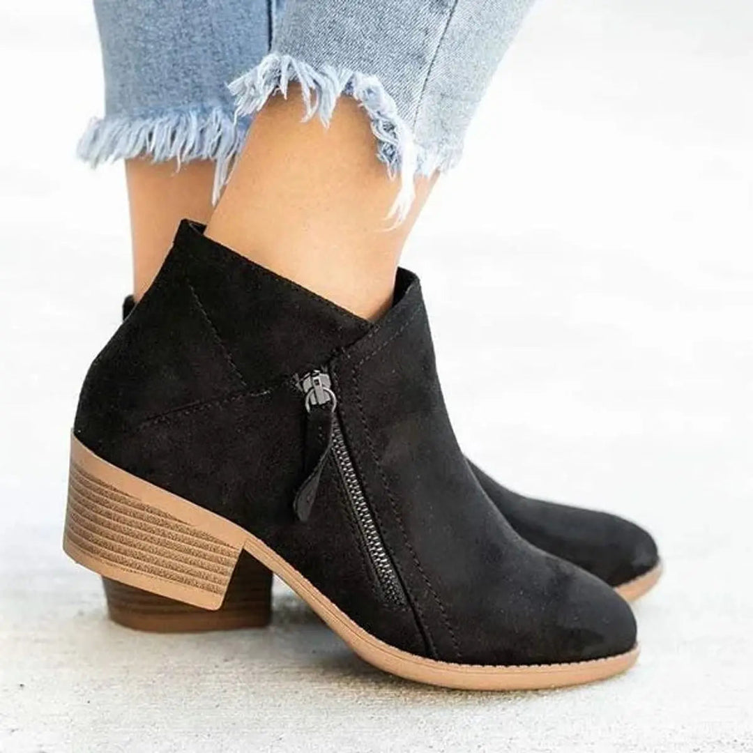 Comfortable women's low-heel zip-up ankle boots. Sturdy block heel, ideal for versatile everyday casual wear.