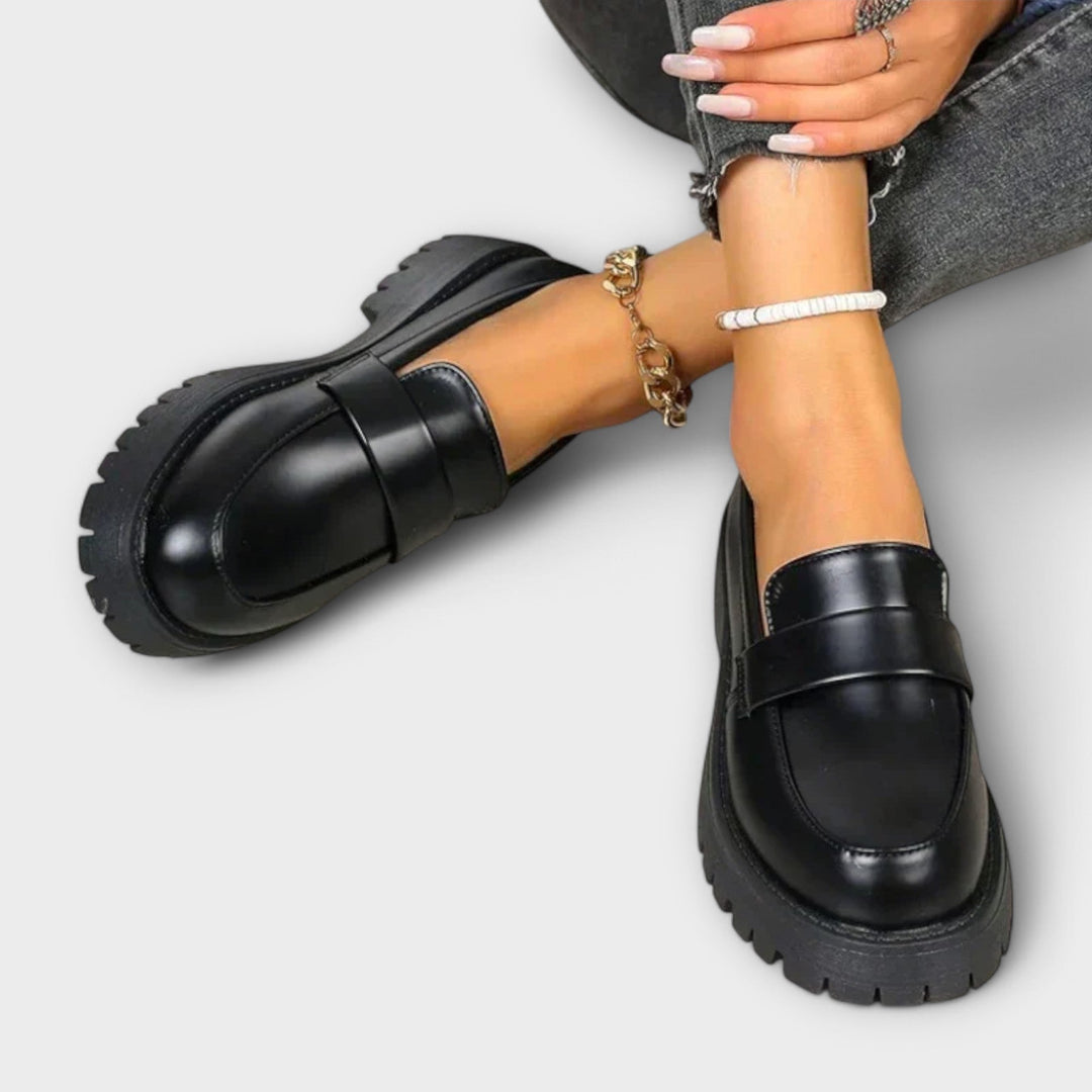 Comfortable women's orthopaedic loafers in black. Provides excellent foot support, suitable for everyday elegant wear.