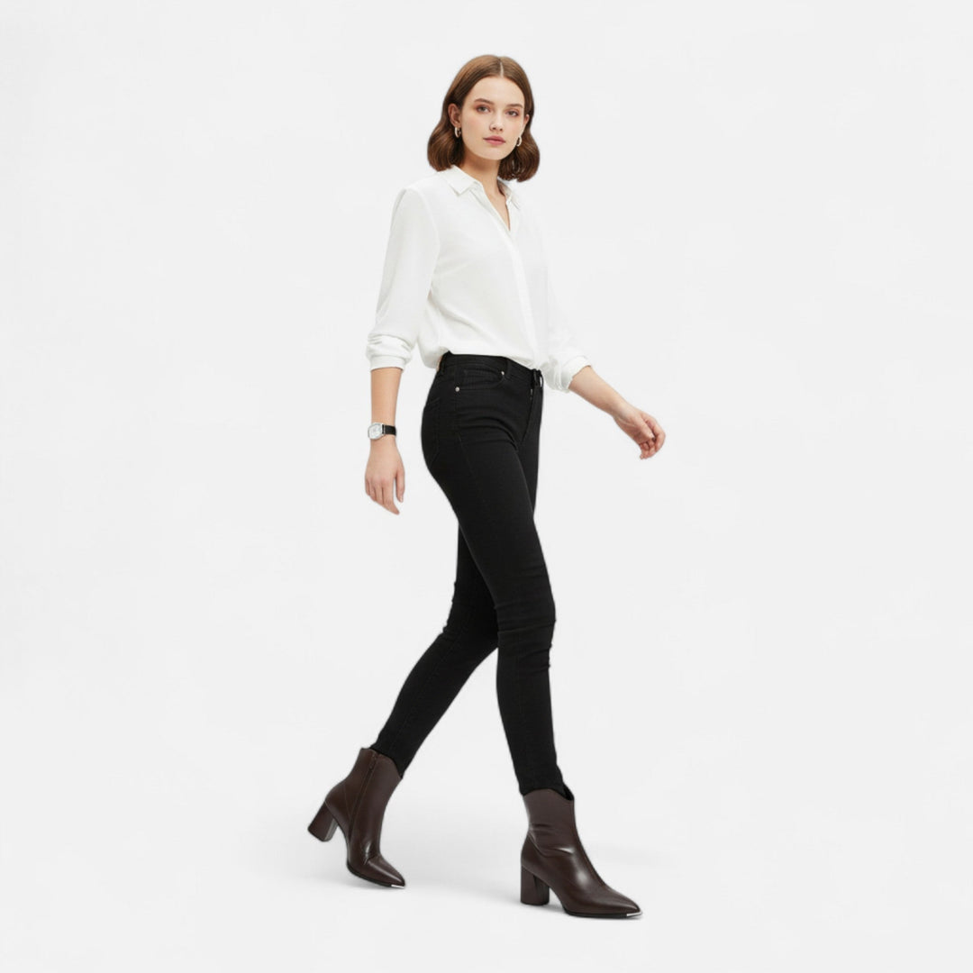 Comfortable women's pointed-toe Chelsea boots, perfect for autumn and winter fashion. Stylish ankle footwear.