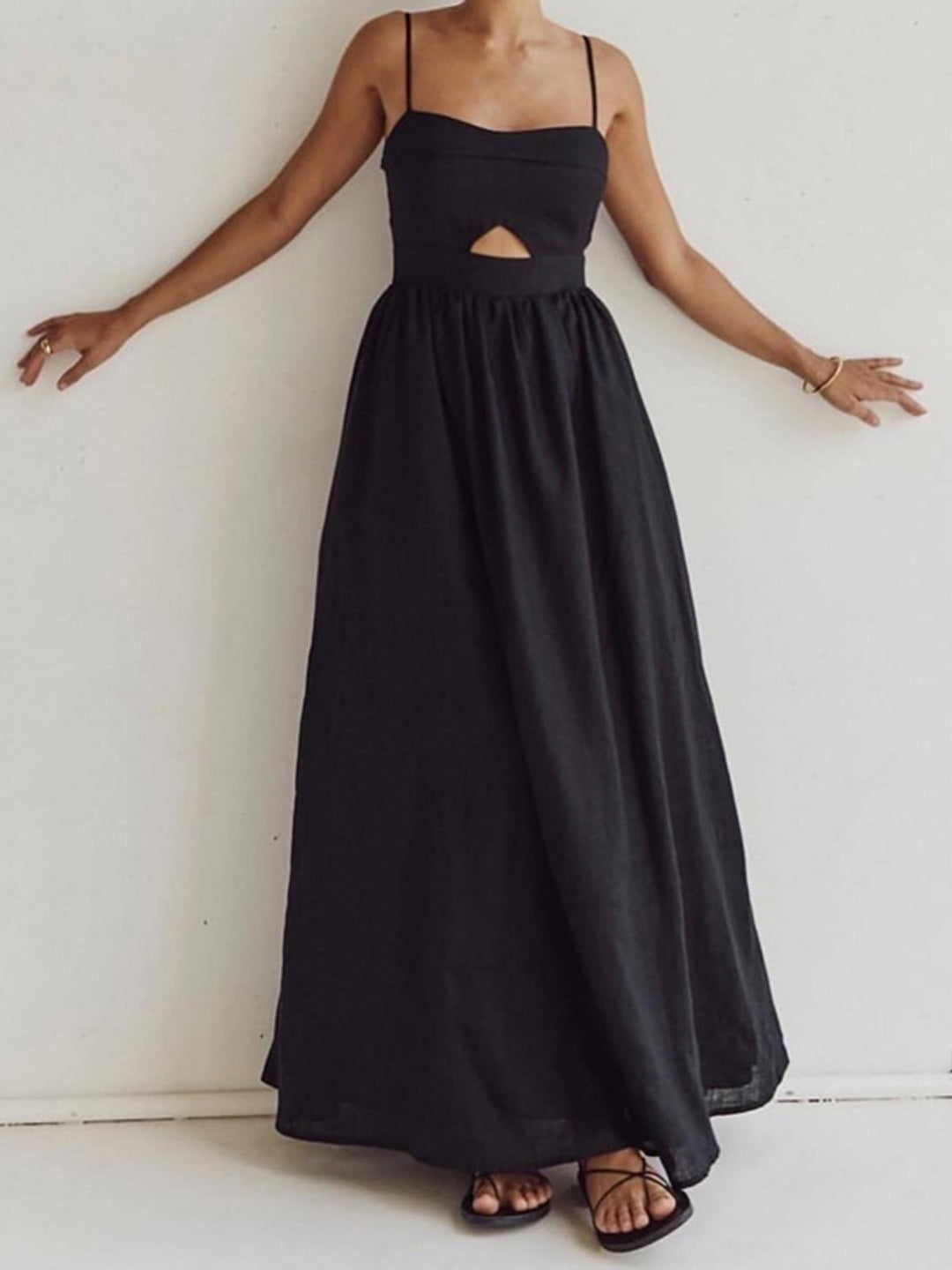 Elegant ladies' black sleeveless midi dress featuring a trendy cutout and practical side pockets.