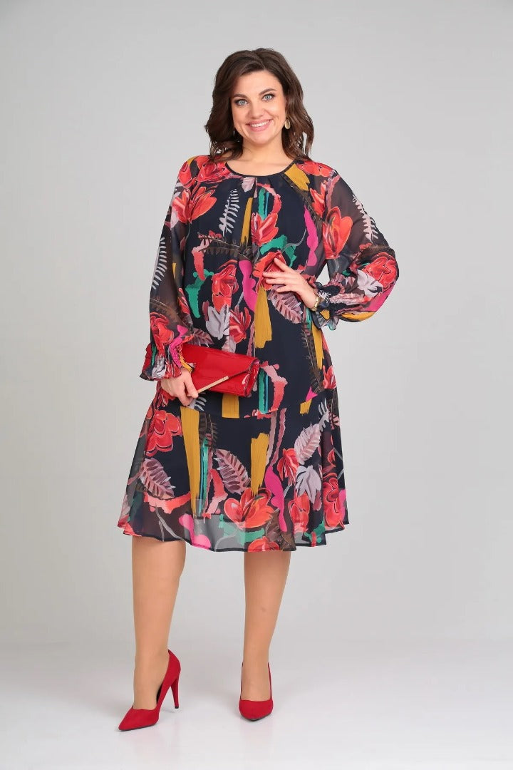 Stylish women's midi dress in a bold floral print with long sleeves, offering both comfort and elegance.