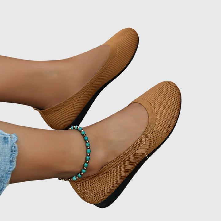 Comfortable women's walking shoes, breathable, anti-slip, offering superior arch support.