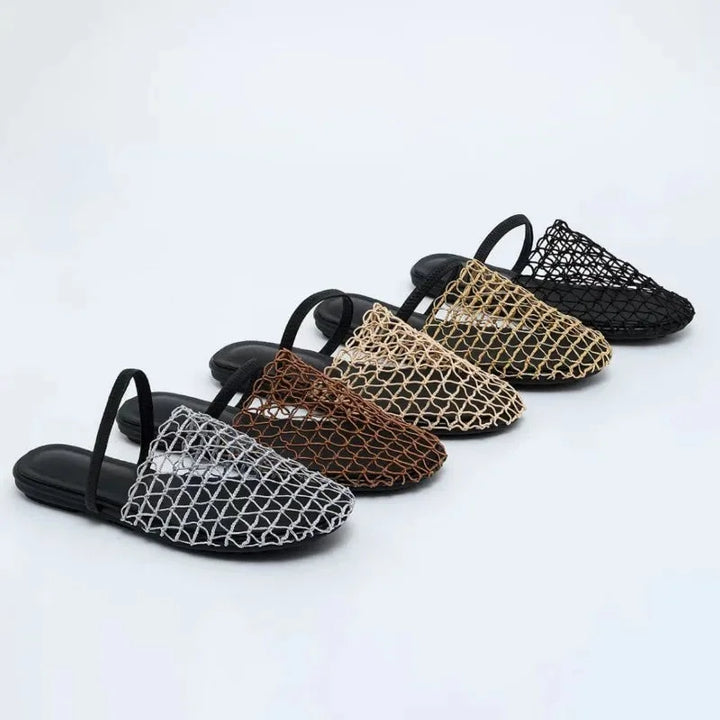 Women's breathable flat sandals with slingback strap, ideal for summer comfort.