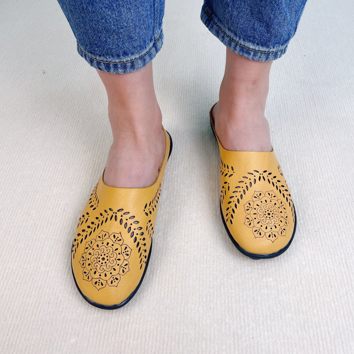 Cozy women's slippers, breathable & lightweight, offering ultimate comfort for relaxing at home or casual outings.