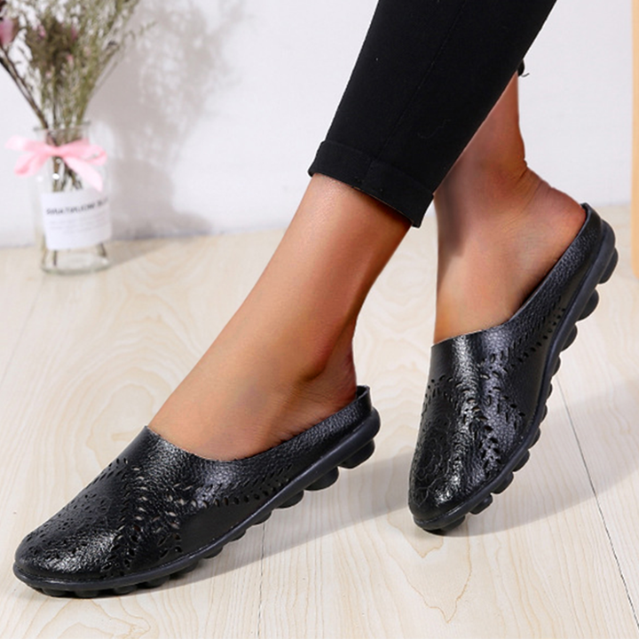 Soft, cushioned women's slippers. Breathable & lightweight, providing everyday comfort for indoor and outdoor wear.